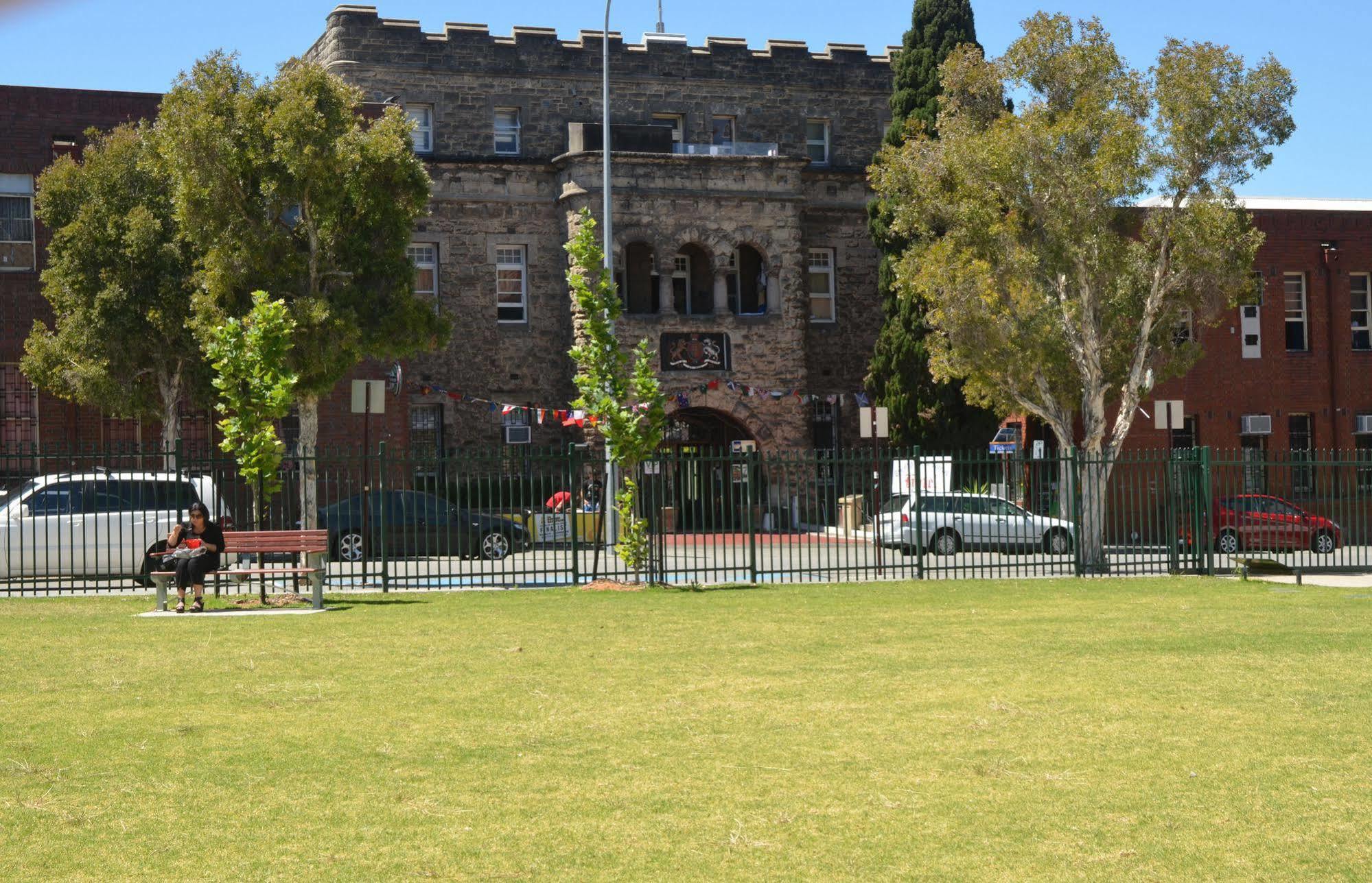 Hostel The Old Swan Barracks Perth Exteriér fotografie